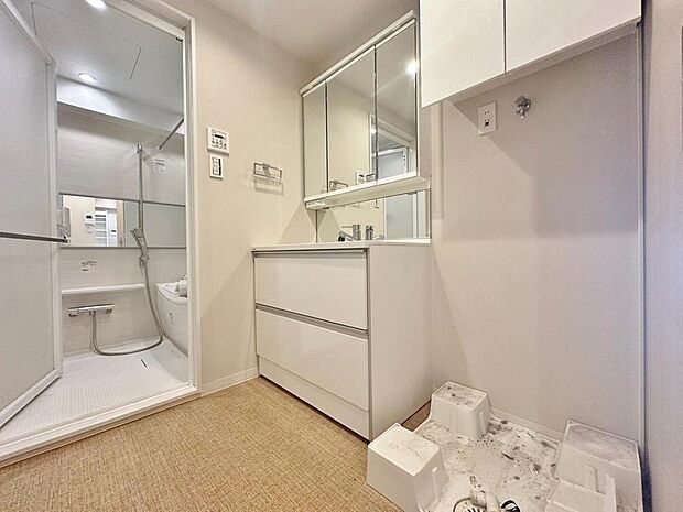 大きめの鏡が付いた洗面台は使いやすくお掃除やメンテナンスが楽です。ドラム式の洗濯機を配置しても十分なスペースを確保した広めの設計となっております。浴室と隣接しているため脱衣所としてもご利用可能です。
