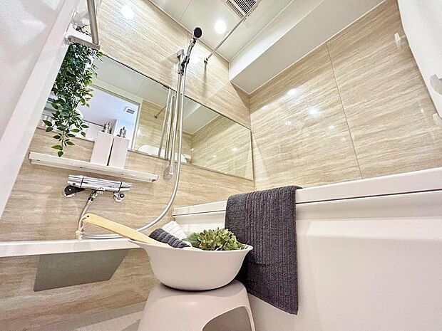 温かさを保つFRP浴槽やお風呂の床がヒヤッとしない等、機能的で清潔感溢れる浴室。快適・清潔な空間で心も体もオフになる時間を楽しむことが可能です。