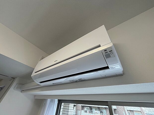 エアコンは短時間で部屋全体を暖めることができます。また、ガスなど燃料の燃焼を伴わないため、部屋の空気をきれいに保つことができます。その上、暖房器具の中ではランニングコストが安いです。