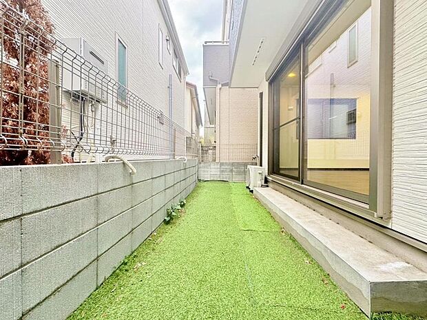 東京に住みながらお庭を持つ。そんな贅沢が実現する戸建。日当たりも良く、家庭菜園や植栽を育てるのに適したお庭はこれからの生活に緑という癒しを与えてくれます。