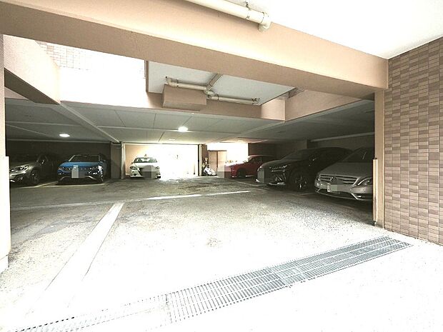 お車をお持ちの方には嬉しいゆったりとした駐車スペースを確保いたしました。大きめのお車でも駐車可能です。空き状況はご確認ください。