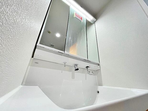 使いやすい三面鏡の中やベースキャビネットには収納スペースもたっぷり。手入れしやすいシャワー機能付、広さをとったボウル。開放感ある空間と、十分な大きさの鏡も自慢です。