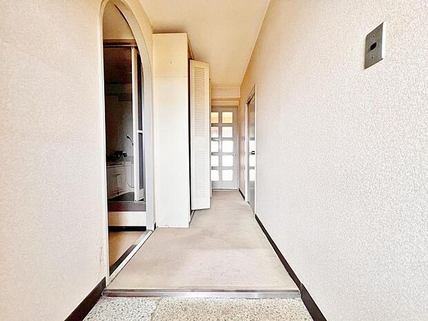 明るい玄関を上がると廊下には収納スペースが。実際に生活する側に立って設計した工夫が要所要所に感じます。設計士のキメ細やかさがこの邸の魅力の一つです。