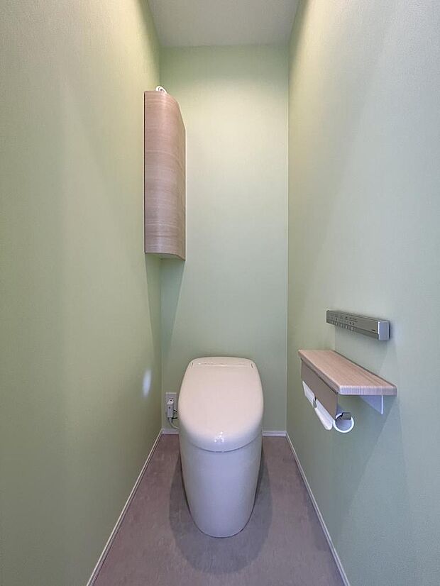 トイレ(2ヶ所）、タンクレス、蓋自動開閉の高機能型