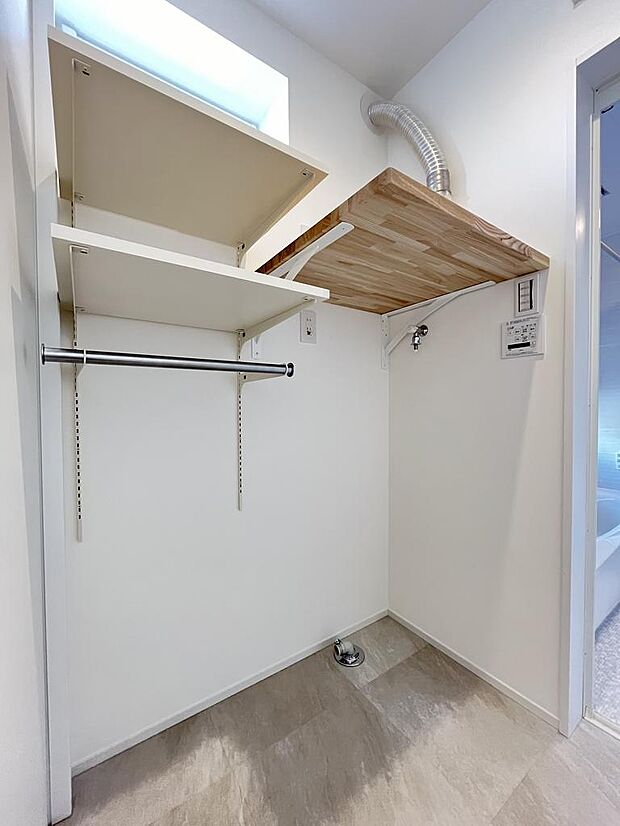浴室となりの脱衣所、洗濯機置場は引戸で洗面所と分けられ、お風呂使用時も気兼ねなく使えます。ガス衣類乾燥機も設置できるよう、ガス配管、ダクト付き。
