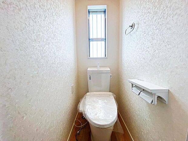 窓付の明るいトイレで、快適に利用可能ですね