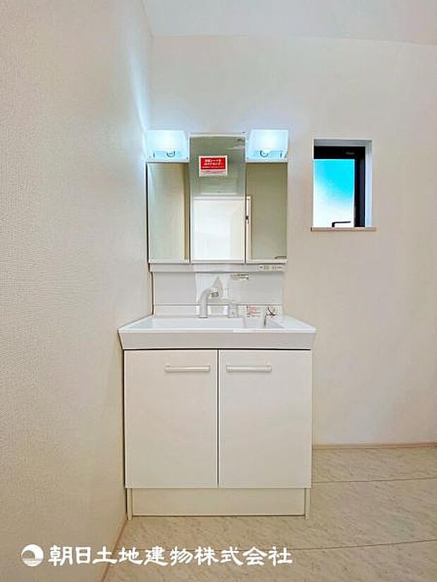 清潔感ある洗面室が、家族の日々のルーティンを快適にサポートします。