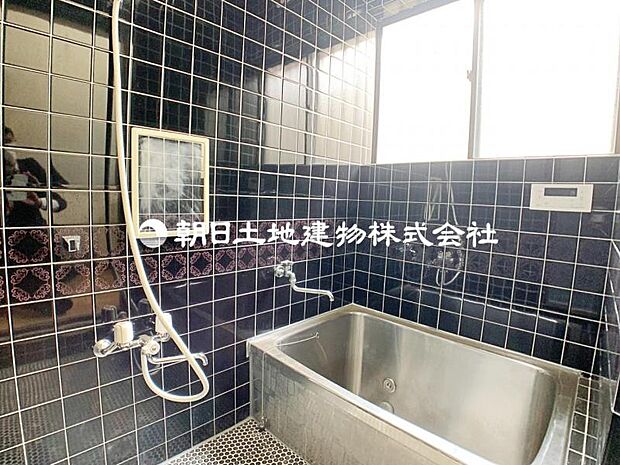 温かさを保つ浴槽など機能的で清潔感溢れる浴室。