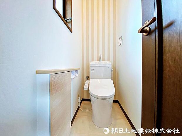 2階のトイレも窓があり明るく、換気もできます