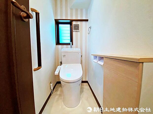 窓付の明るいトイレで、快適に利用可能ですね