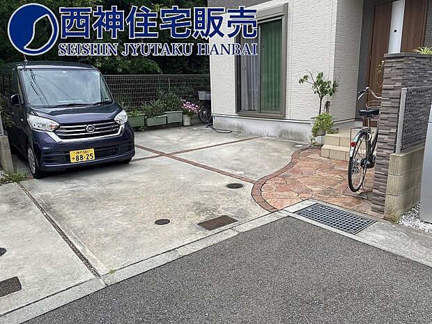 お車は並列で2台駐車可能です。自転車やバイクなどをお停めいただく事も可能です。現地（2023年6月26日）撮影