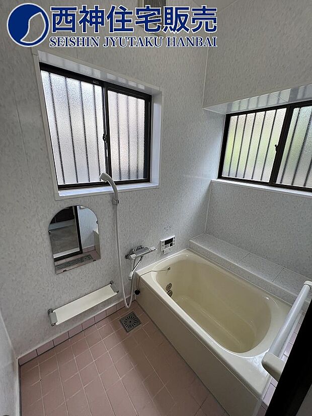 浴室でございます。2面小窓ございますので通気・換気良好です。清潔な空間を保っていただけます。現地（2023年7月18日）撮影
