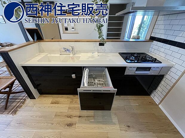 キッチンです。システムキッチンは防音タイプのワイドシンクに調理スペース、siセンサー付ガスコンロに人気の食器洗浄乾燥機が設置されております。現地（2023年8月29日）撮影