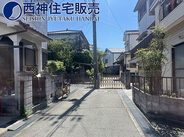 前面道路は幅員約4ｍ、交通量少なめの安心の住環境です。学校は「錦浦小学校」「魚住中学校」のエリアです。現地（2023年9月16日）撮影