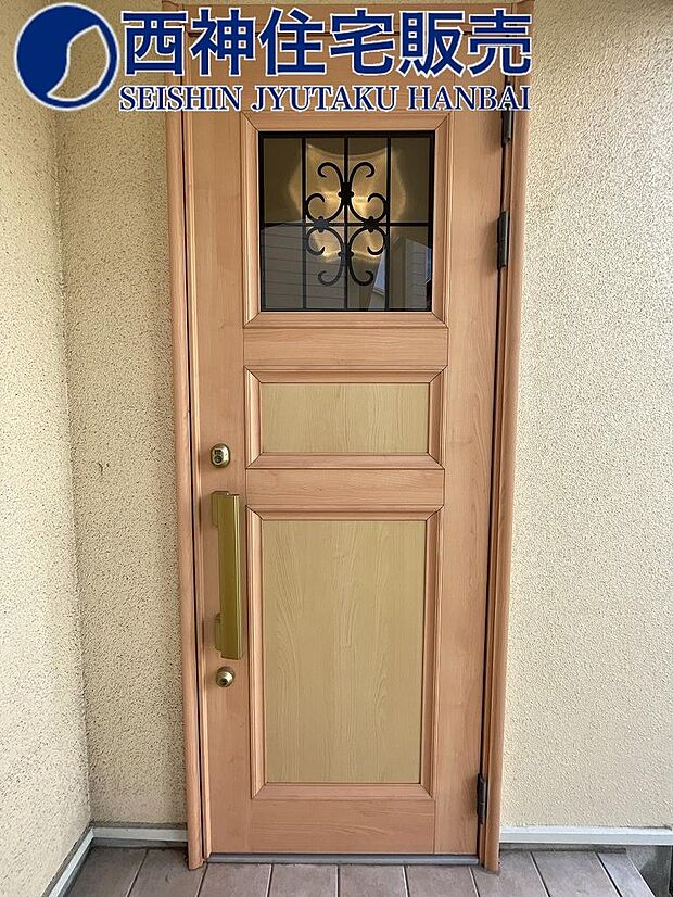 玄関はお洒落なウッドのドアです。現地（2023年10月15日）撮影