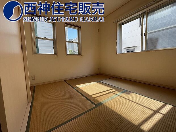 1階和室4.5帖の和室です。南と東の2面採光のお部屋です。現地（2023年10月15日）撮影