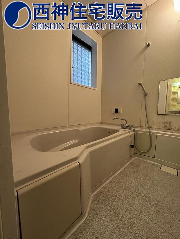 浴室でございます。小窓ございますので通気・換気良好です。清潔な空間を保っていただけます。現地（2023年11月17日）撮影