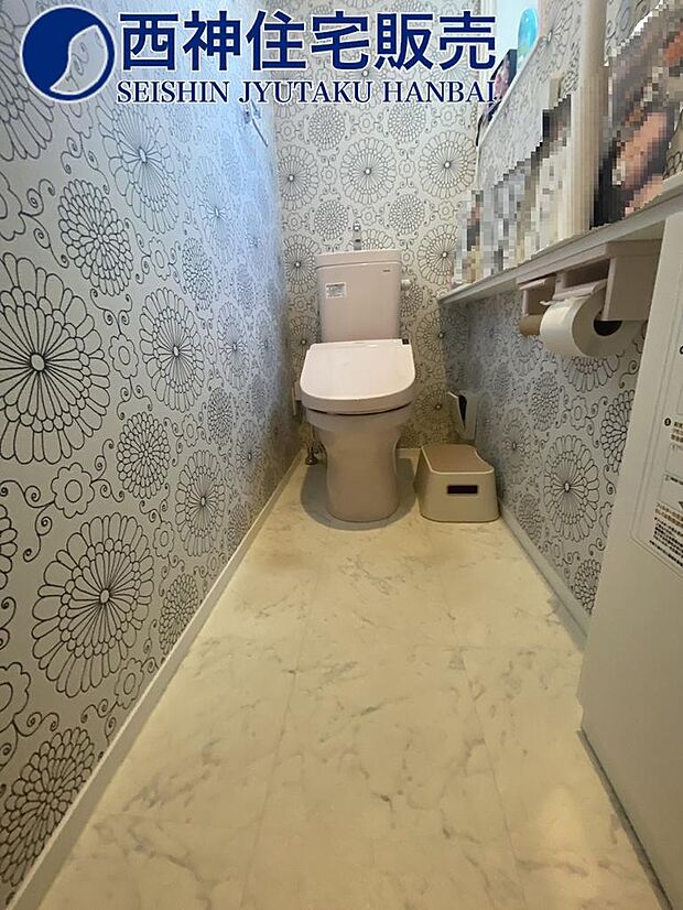 1階のお手洗いです。華やかな壁紙の可愛らしい空間です。現地（2024年1月26日）撮影
