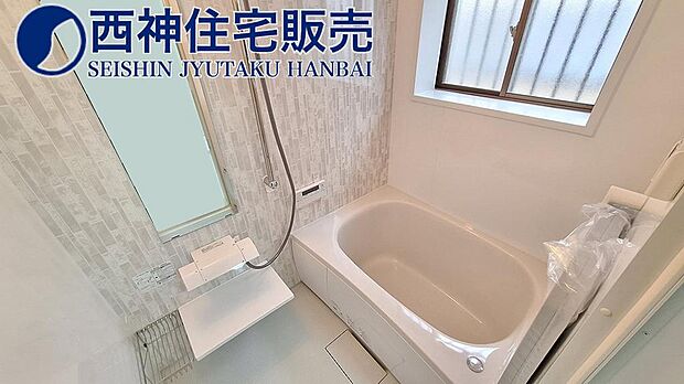 1階の浴室です。白いタイル風のアクセントがとてもかわいらしいですね。白で統一されており清潔感あふれる素敵な浴室です。現地（2024年1月27日）撮影