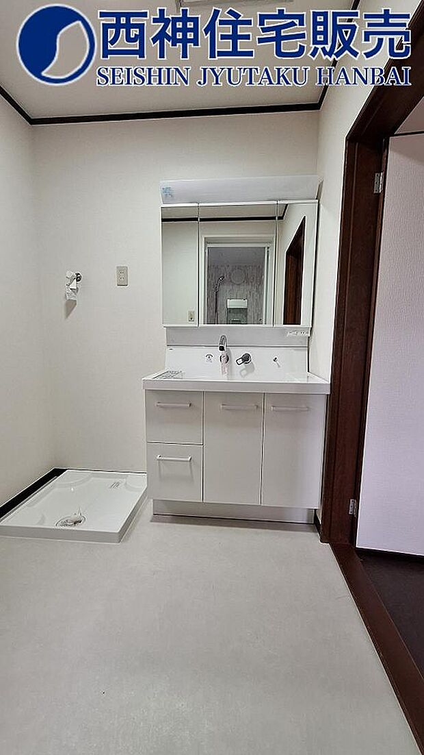 1階の洗面室です。洗面台の横には洗濯機を置くスペースがございます。お好きなメーカーのものをご用意いただけます。現地（2024年1月27日）撮影