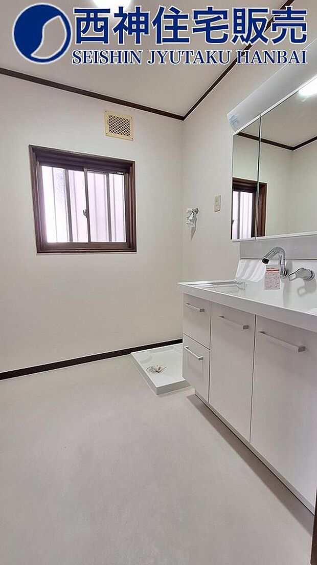 1階の洗面室です。洗面台には収納力がある3面鏡を採用しております。ハンドシャワー水栓は流しをお掃除いただく際にとても便利です。現地（2024年1月27日）撮影
