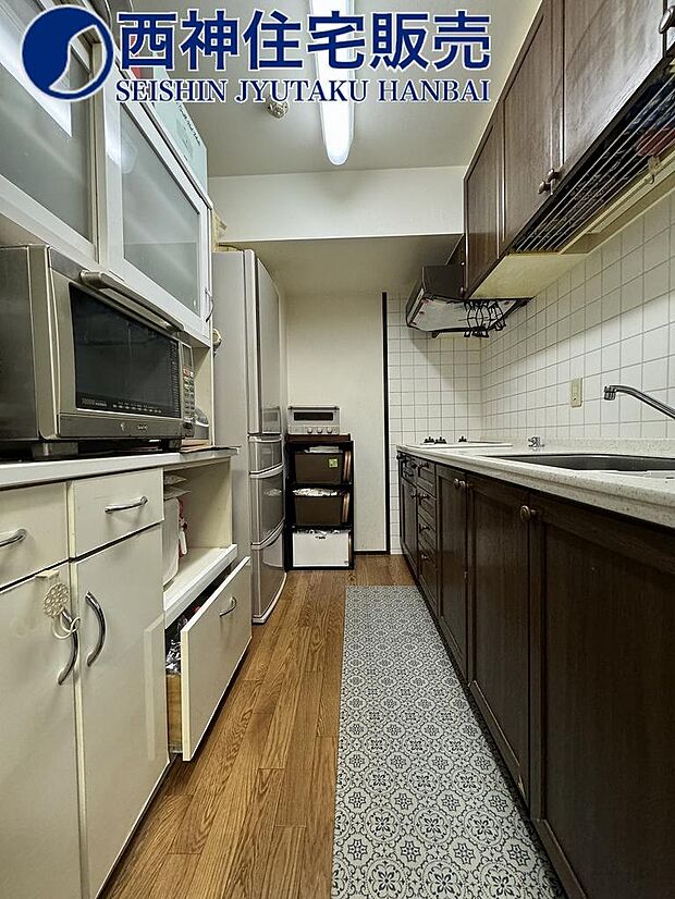 キッチン上部には収納がございますので、調理器具や食品のストックなど豊富に収納可能です。現地（2024年2月1日）撮影