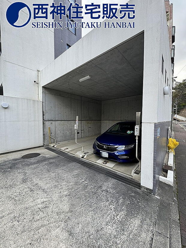 立体駐車場ですのでお車大切にお停めいただけますので安心です。現地（2024年2月1日）撮影