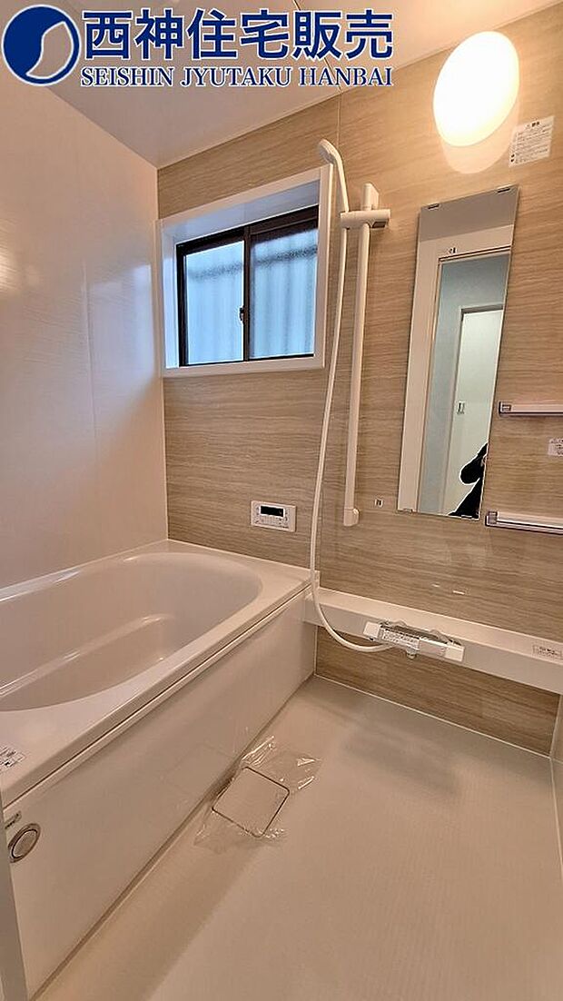 浴室になります。小窓ございますので通気・換気良好でございます。現地（2024年3月26日）撮影