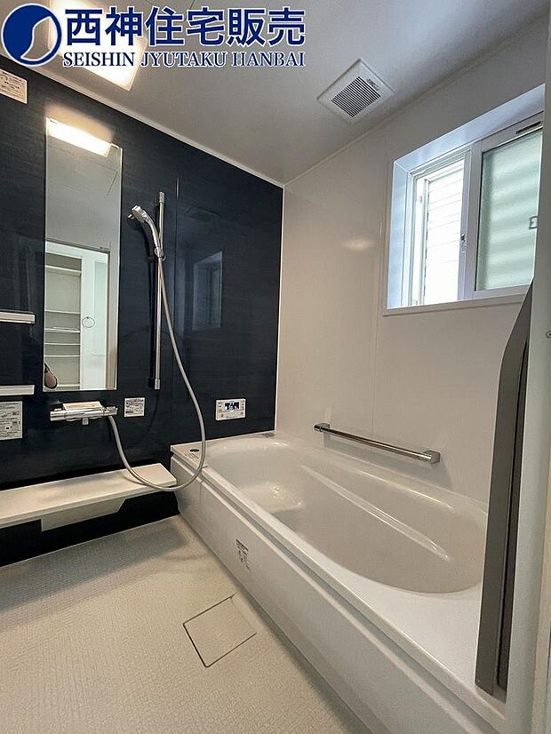 ゆったりとご入浴いただける約1坪タイプの浴室です♪窓付きで換気も良好です！現地（2024年5月9日）撮影