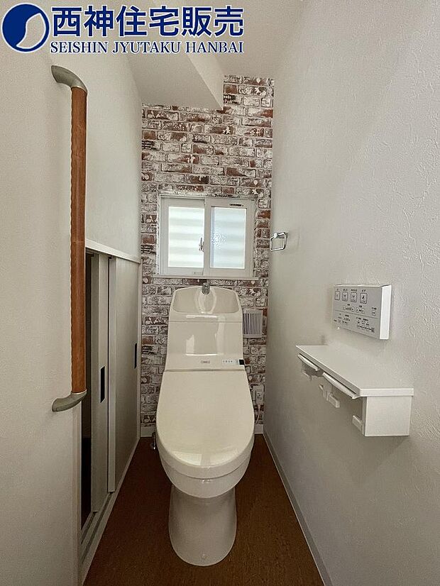 1階ウォシュレット機能付きトイレです。小窓付きで換気良好です！備品ストックに便利な収納もございます。現地（2024年5月9日）撮影