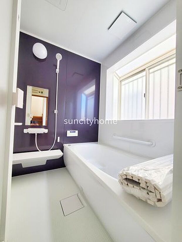窓付きのバスルーム。陽射し差し込む明るい環境は、日中の入浴も気持ち良くお使い頂けそうです。
