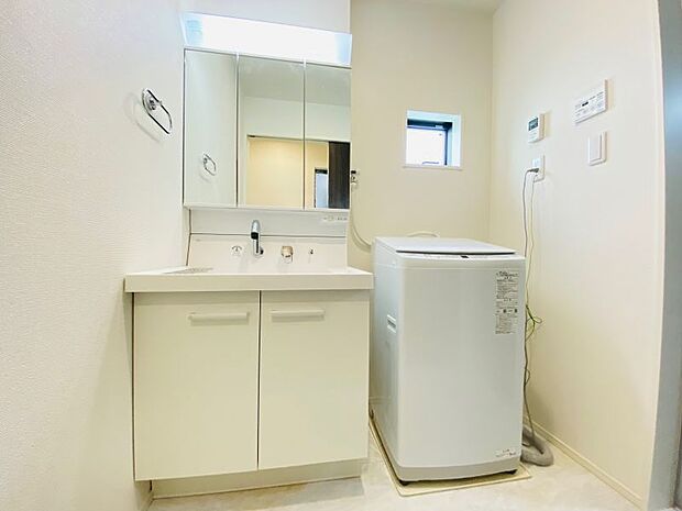 洗面台には収納棚があり、バスタオルなどの置き場確保にも使えます！
