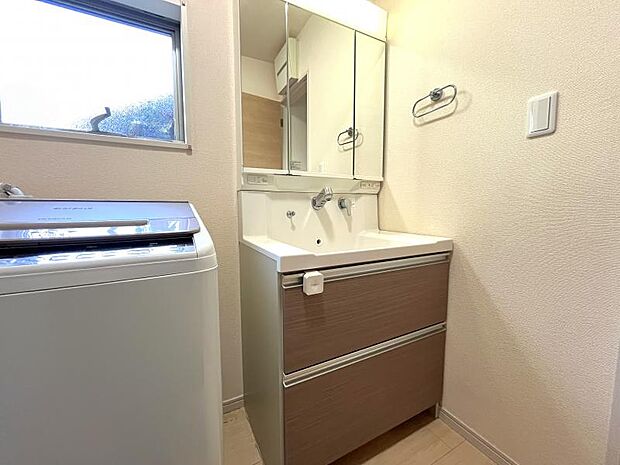 三面鏡付きの洗面台！収納棚もあるのでバスタオルなどの置き場確保にも使えます！