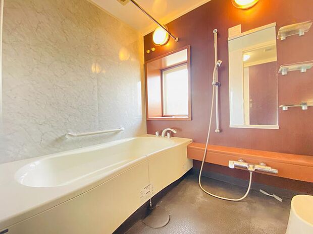 ゆったりくつろげる広さの浴室。小窓があり喚起できるのもうれしいポイント。