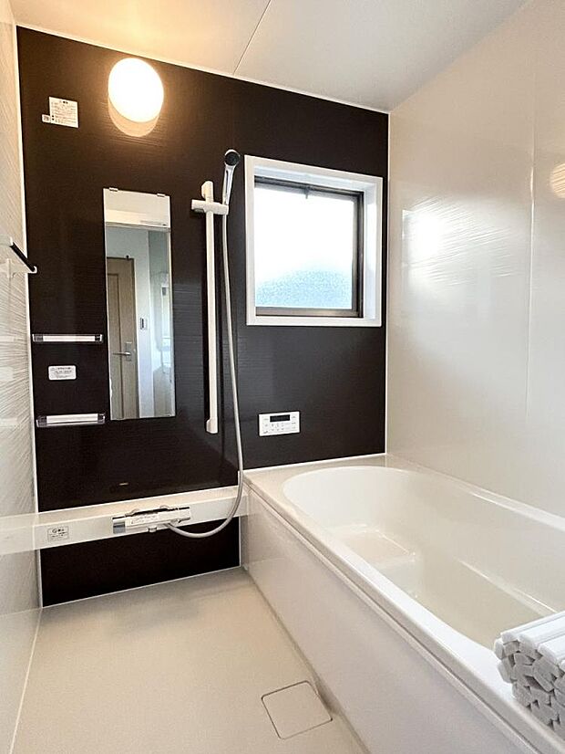 (リフォーム完了)浴室は ハウステック製の1坪タイプ、新品のユニットバスに交換しました。温度を設定したら、湯はり、追い焚き、保温がリモコンで操作できて、生活時間の違うご家族様に便利ですよ。