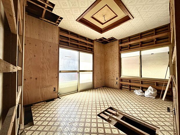 （リフォーム中）1階6.5帖洋室は天井・壁のクロスの貼替、床材の貼替を行います。