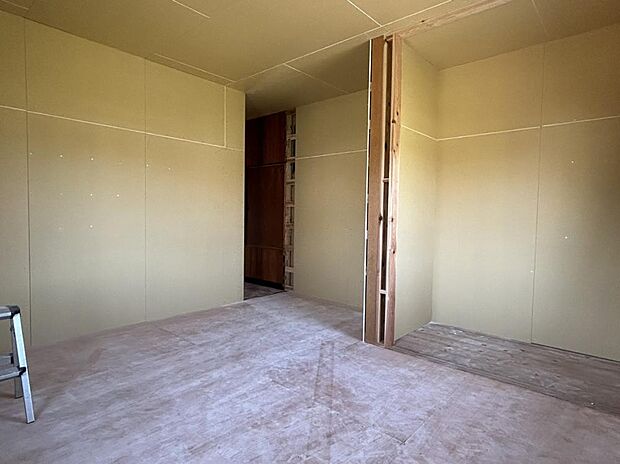 (リフォーム中)2階5.5帖洋室は、新しくクローゼットを設け、天井・壁のクロス張替を行う予定です。