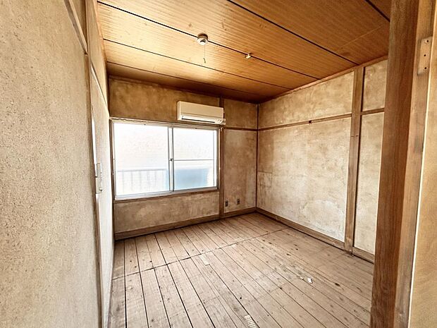 （リフォーム中）2階4.5畳和室は洋室に変更します。床材、天井・壁のクロスを張り替えます。