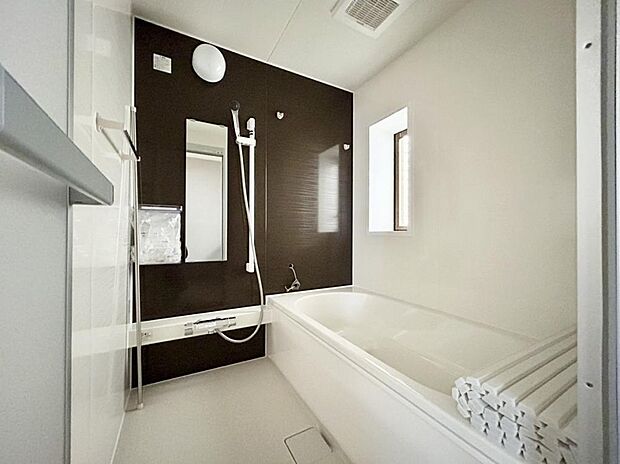 （リフォーム中写真）浴室は ハウステック製の1坪タイプ、新品のユニットバスに交換しました。0.75坪サイズのお風呂から拡張し、1坪サイズになるので、ゆったり入ることができますよ。