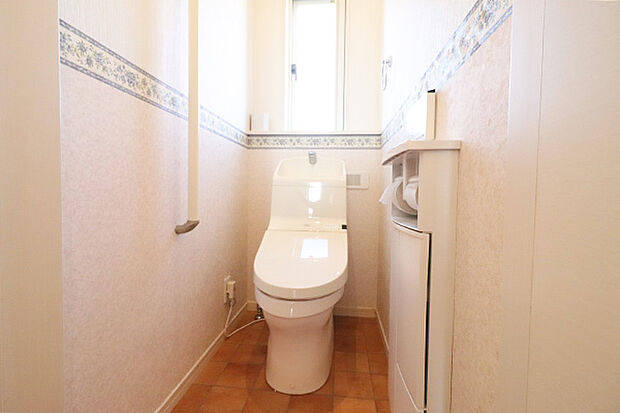 2階：トイレ　腰壁の高さのアクセントクロスと模様が、明るいお洒落なトイレ　手すり付きで安心です。