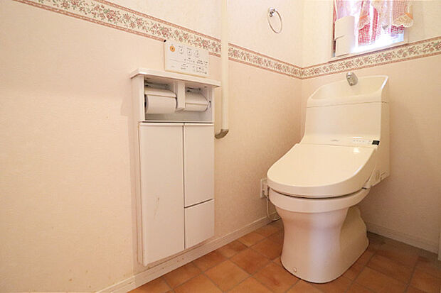 1階：トイレ　手すり付きで安心です。腰壁の高さのアクセントクロスと模様が、明るいお洒落なトイレ