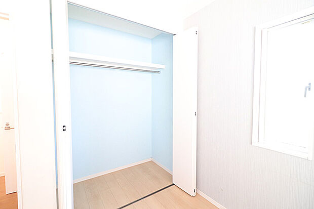 洋室の収納　淡いブルーの壁紙仕上げで、扉を開けるたびに気分があがるような、明るいクローゼットです。