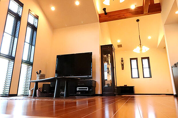 開放感と重厚感のあるリビング　ゆったりとした家具を置いても、ご家族のくつろぎの空間が広がります。