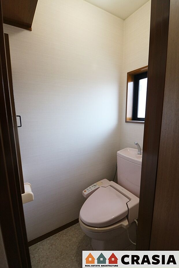 2階トイレです。壁には収納スペースがあり、トイレットペーパーや芳香剤などを置くのに便利ですね（2023年8月撮影）