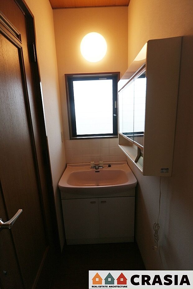 2階にも洗面台があります。コンパクトながらもシンク下が収納になっており、お掃除道具などの収納に大変便利です（2023年8月撮影）