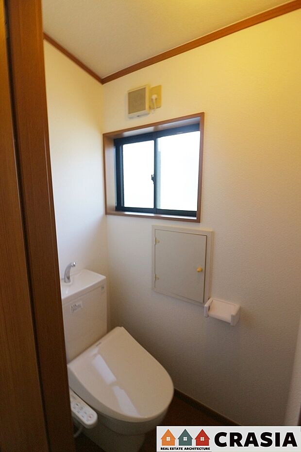 2階トイレです。自然換気ができる小窓から自然な光が射し込みます。（2023年10月撮影）