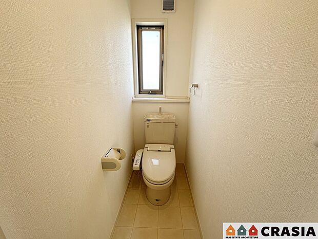 2階トイレです。快適な温水清浄便座付。いつも使うトイレだからこそ、こだわりたいポイントです（2024年4月撮影）