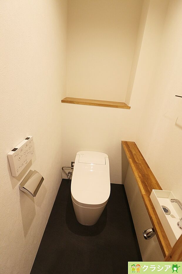タンクレストイレのシンプルなデザインは、トイレの室内全体をすっきり見せてくれる効果があります（2024年1月撮影）
