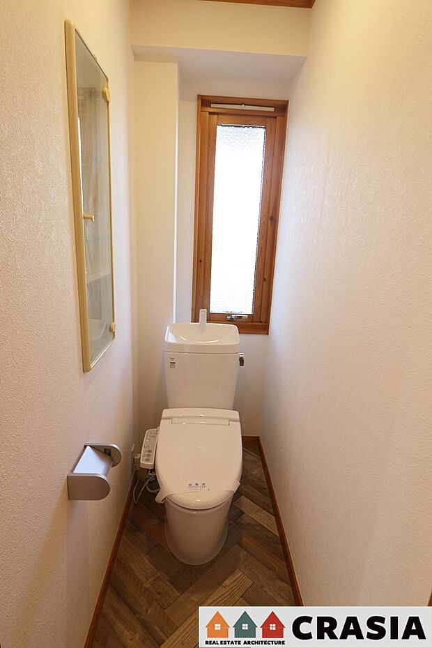 1階トイレです。壁には収納スペースがあり、トイレットペーパーや芳香剤などを置くのに便利ですね（2023年12月撮影）