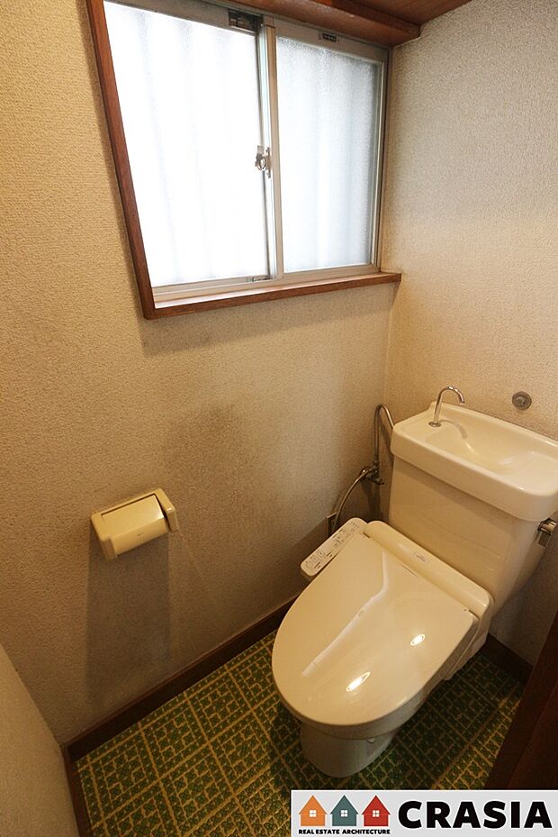 1階トイレです。快適な温水清浄便座付。いつも使うトイレだからこそ、こだわりたいポイントです（2024年5月撮影）
